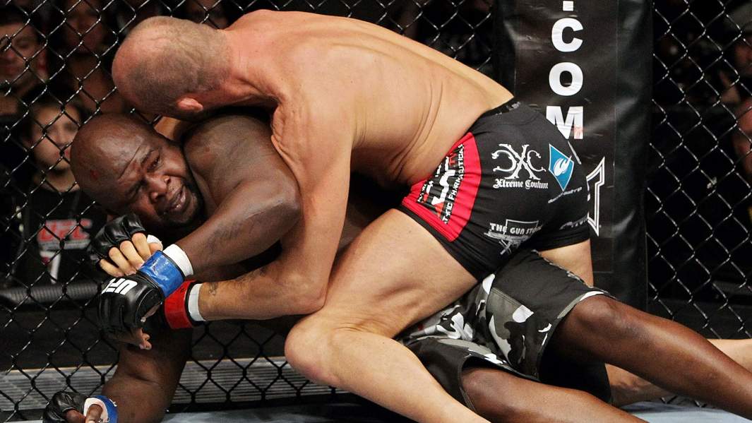 Джеймс Тони (слева) против Рэнди Кутюр во время их боя в супертяжелом весе