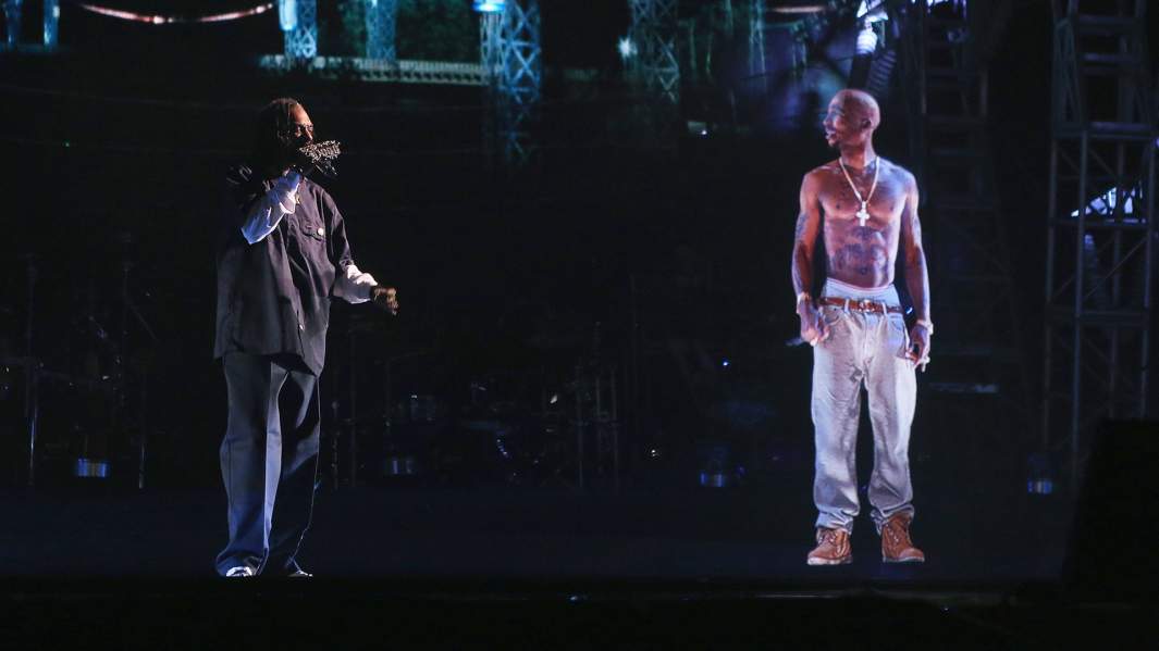 Выступление рэпера Снуп Дога и голограммы Тупака на фестивале Коачелла