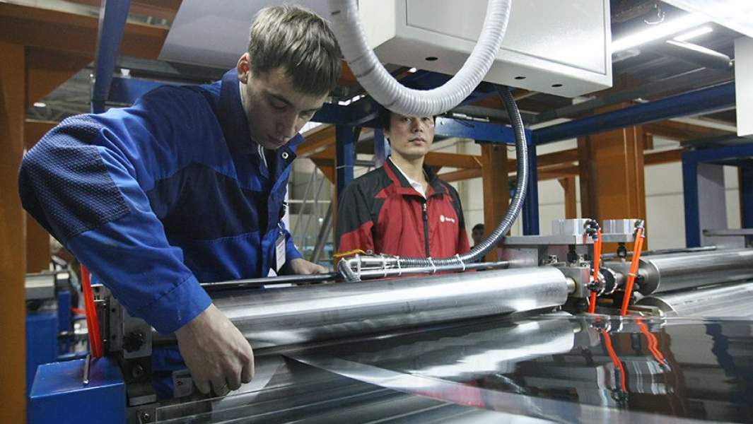 Работник производства катодных листов для аккумуляторов на заводе литий-ионных аккумуляторов