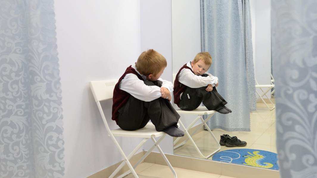 Мальчик во время примерки школьной формы