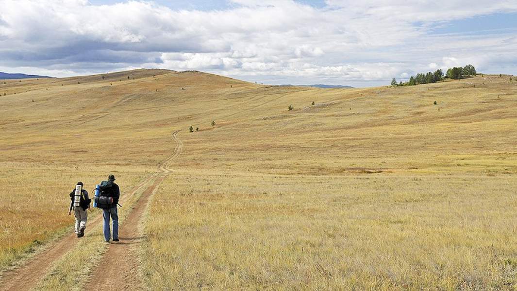 Туристы на пешей тропе Прибайкальского национального парка