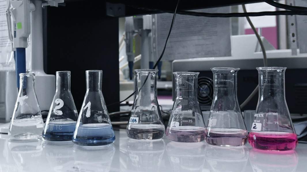 Колбы с реактивами в лаборатории контроля качества воды