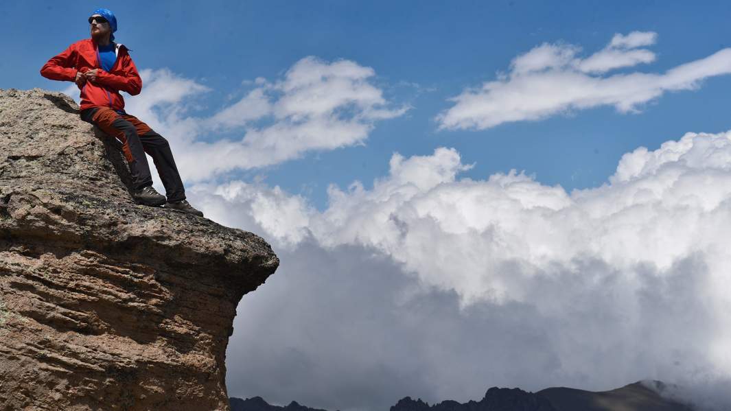 Альпинист на одной из скал во время восхождения на Эльбрус из ущелья "Джилы - Су" в Кабардино-Балкарии