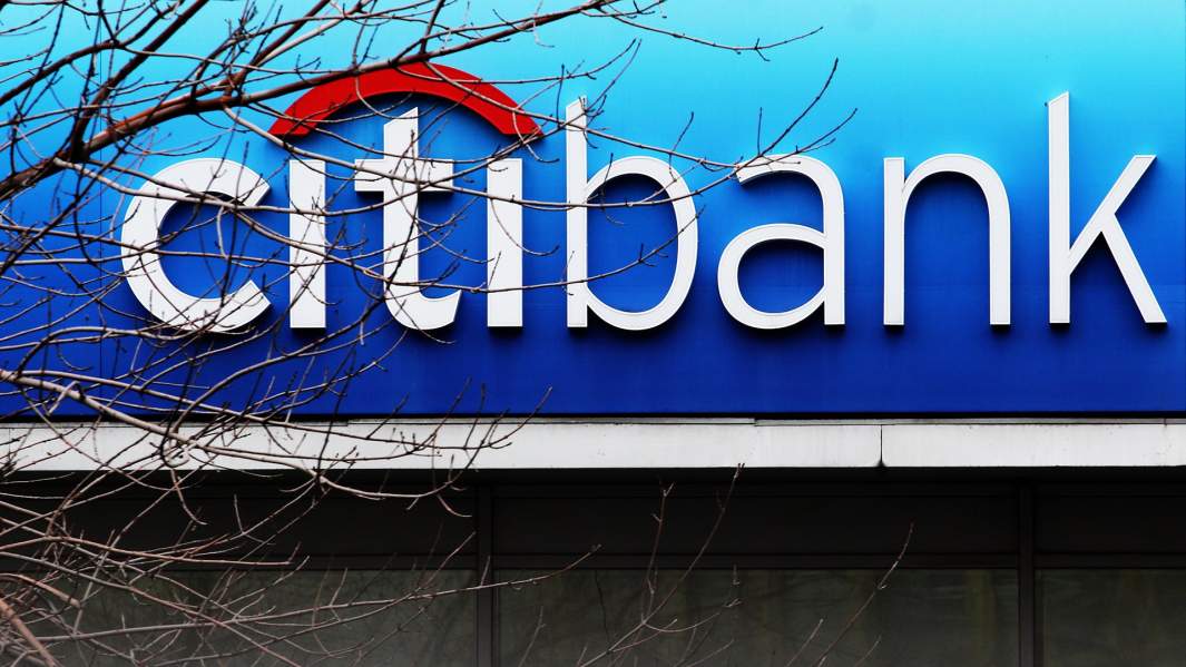 Русский нестандарт: банк Рустама Тарико может уйти с рынка