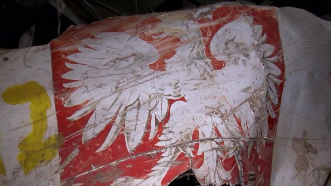 Обломки самолета Ту-154М, изъятые в ходе осмотра места происшествия и признанные вещественными доказательствами по уголовному делу