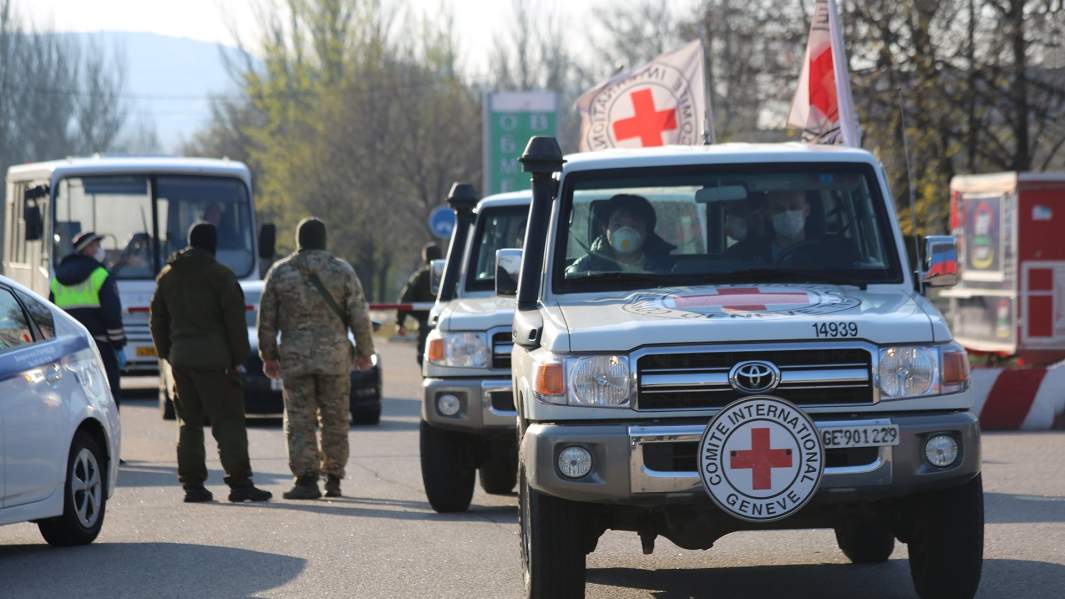 Автомобили Международного комитета Красного Креста на КПП на окраине города Горловка в Донецкой области