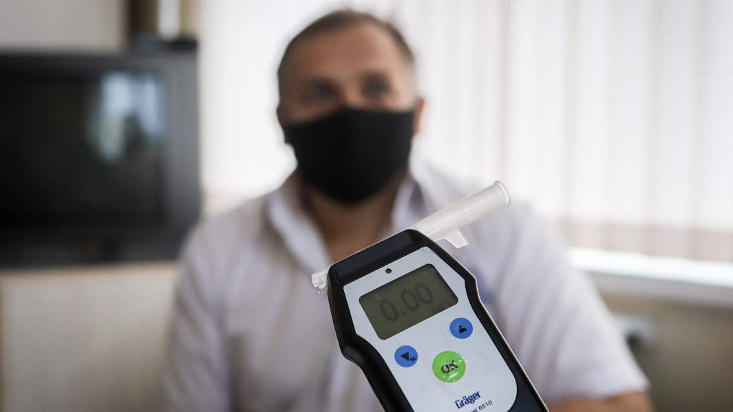 Водитель проходит медицинскую проверку перед выходом в рейс