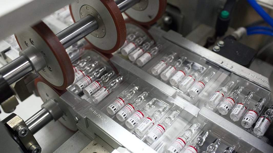 Производство вакцины от COVID-19 на фармацевтическом заводе «Биннофарм» в Московской области
