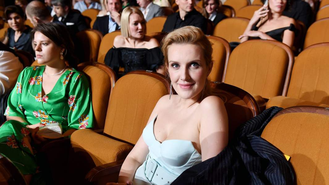 Режиссер Оксана Карас (в центре) на торжественной церемонии открытия 31-го Открытого Российского кинофестиваля «Кинотавр» в Сочи