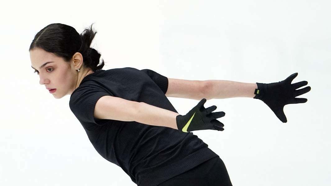 Евгения Медведева выступает с произвольной программой в женском одиночном катании на контрольных прокатах сборной России по фигурному катанию в Москве