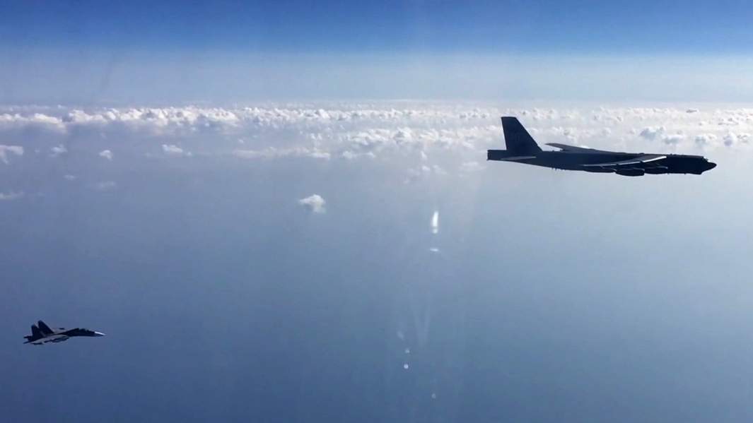 Российский истребитель Су-27 и американский стратегический бомбардировщик Boeing B-52H Stratofortress в небе над акваторией Черного моря