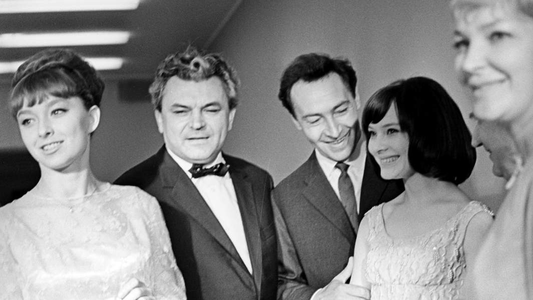 Советские актеры: Анастасия Вертинская, Сергей Бондарчук, Вячеслав Тихонов, Людмила Савельева (слева направо) в Кремлевском Дворце съездов