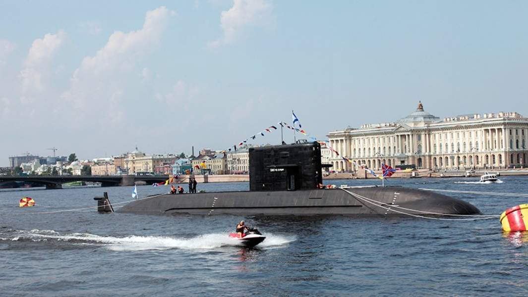 Дизельная подводная лодка проекта 677 «Санкт-Петербург» в акватории Невы