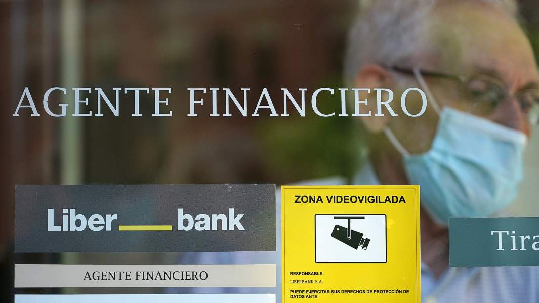 Мужчина покидает одно из финансовых агентств Мадрида