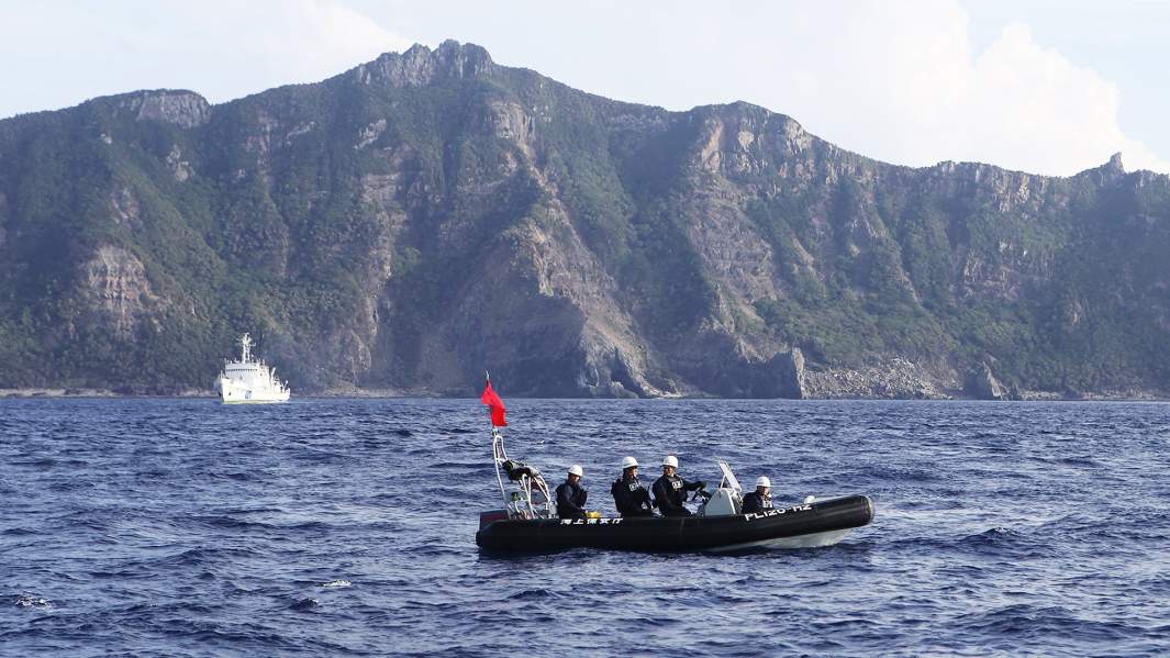 Корабль пограничной службы Японии у острова Сенкаку