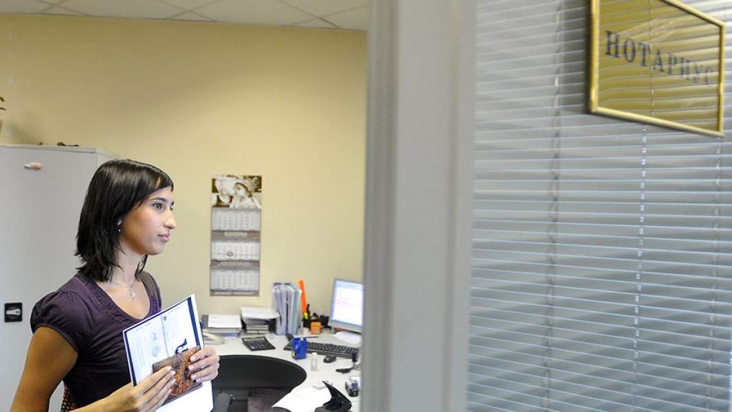 Посетительница в нотариальной конторе