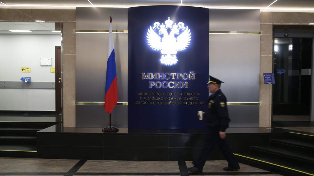 Взрослые забавы: чем опасны игры на детских площадках