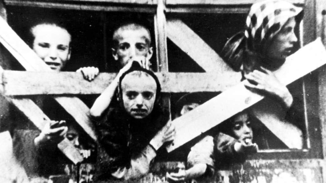 Еврейские дети, направляемые в лагерь смерти