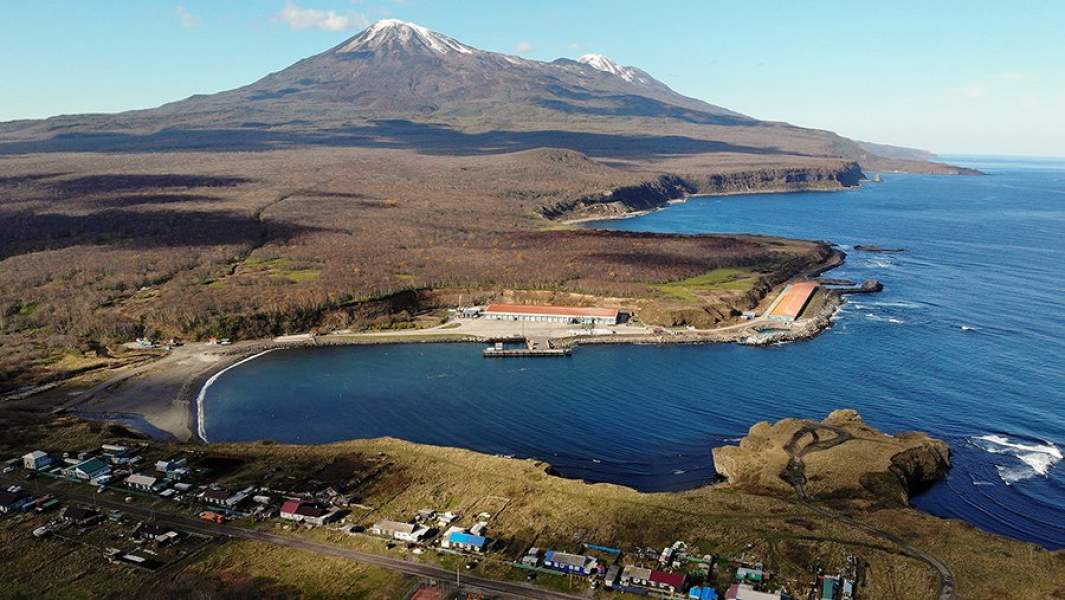 Вид на бухту Олю и вулкан Богдан Хмельницкий на острове Итуруп