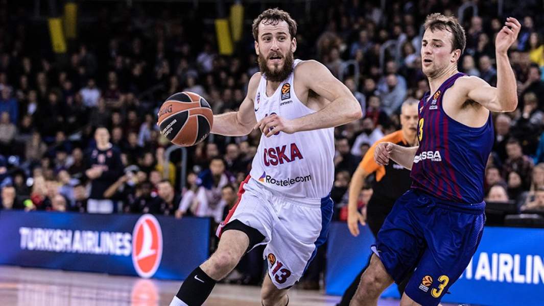 Игрок ЦСКА Серхио Родригес (слева) и игрок «Барселоны» Кевин Пангос 