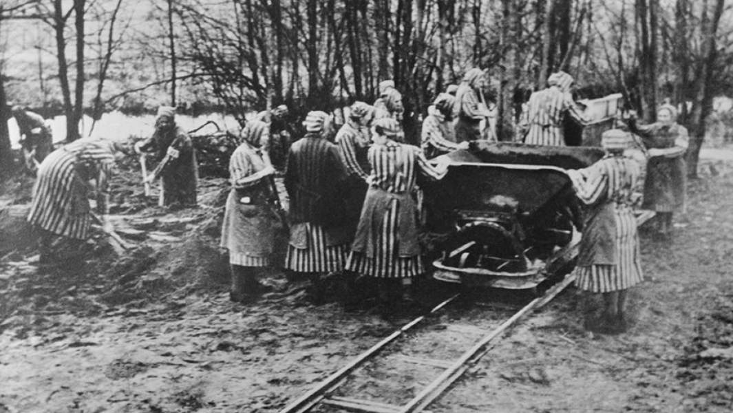 Женщины-заключенные на принудительных работах в нацистском концентрационном лагере 