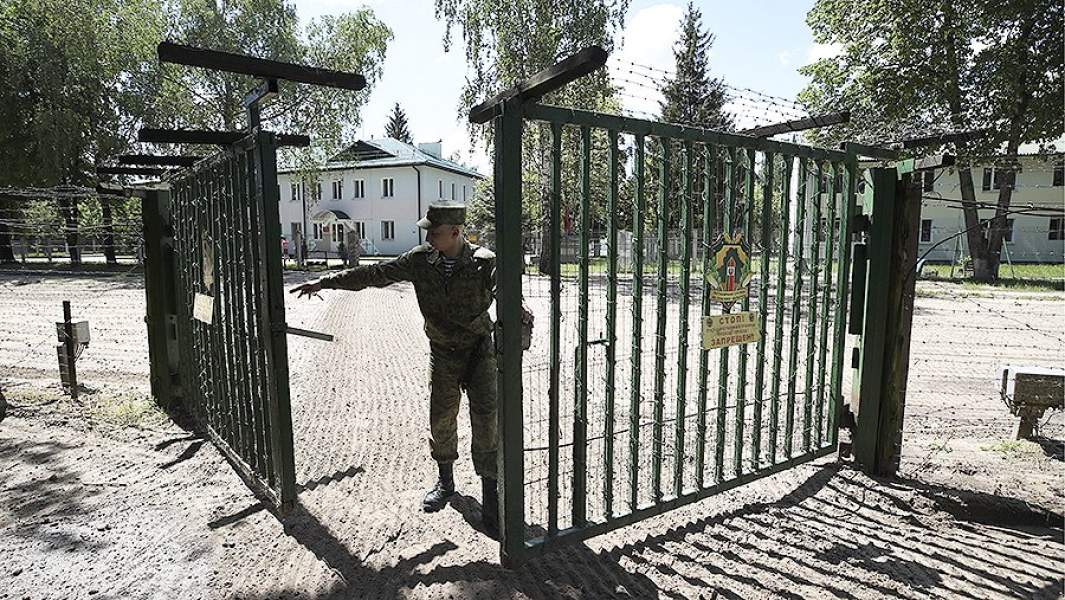 Сотрудник погранслужбы на заставе около деревни Теребунь на границе с Польшей