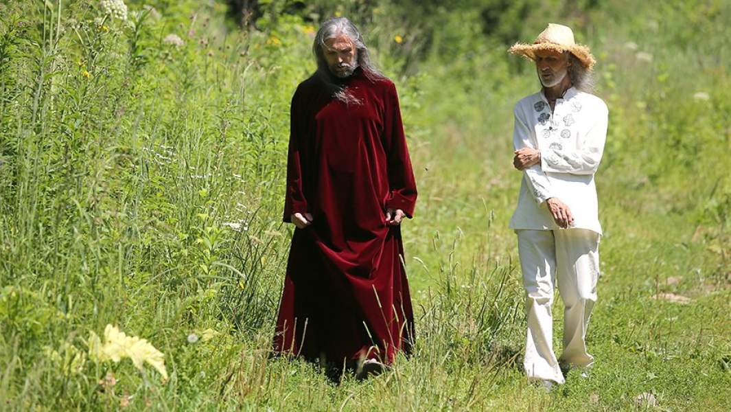 Основатель «Церкви последнего завета» Виссарион (Сергей Тороп) и его пресс-секретарь – бывший рок-музыкант Вадим Редькин (слева направо), в поселении «Обитель Рассвета»