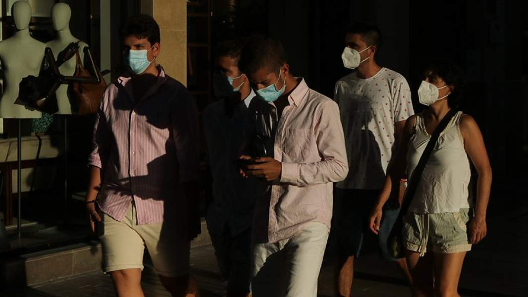 Люди в масках