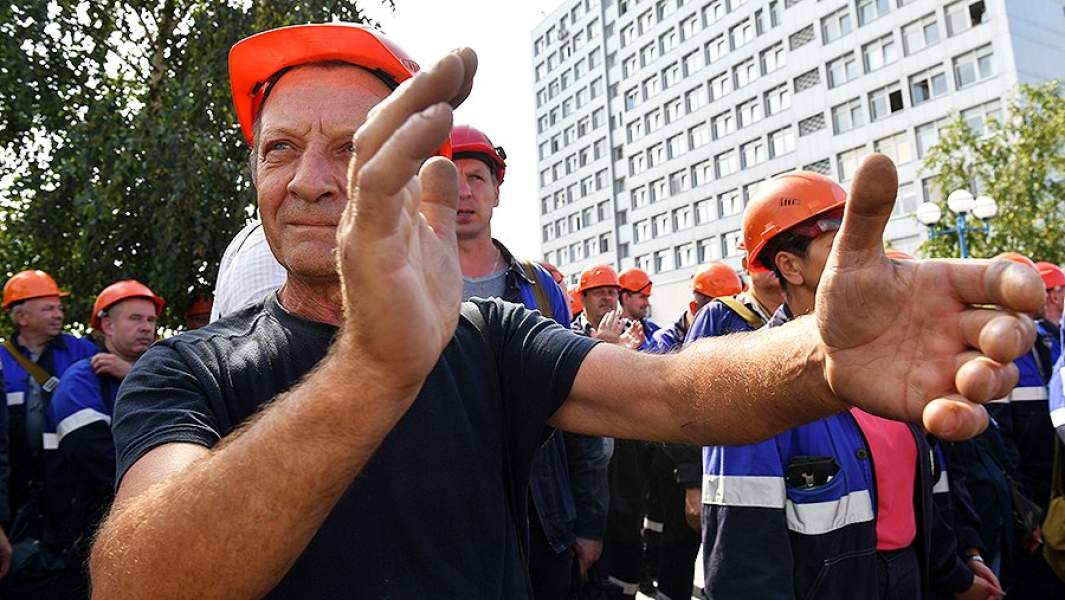 Рабочие предприятия по производству азотных соединений и удобрений «Гродно Азот» во время забастовки