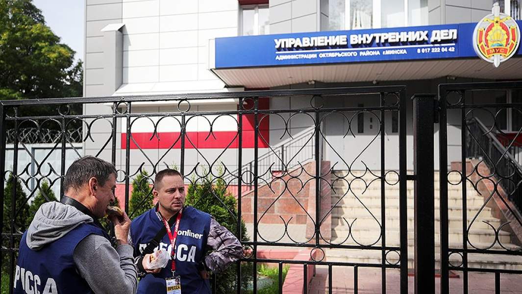 Журналисты у здания РУВД Октябрьского района Минска