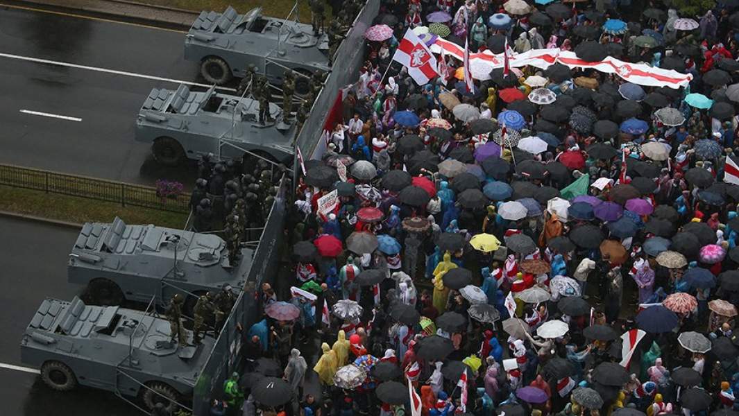 Участники акции  «Марш единства» и сотрудники правоохранительных органов у Дворца Независимости 