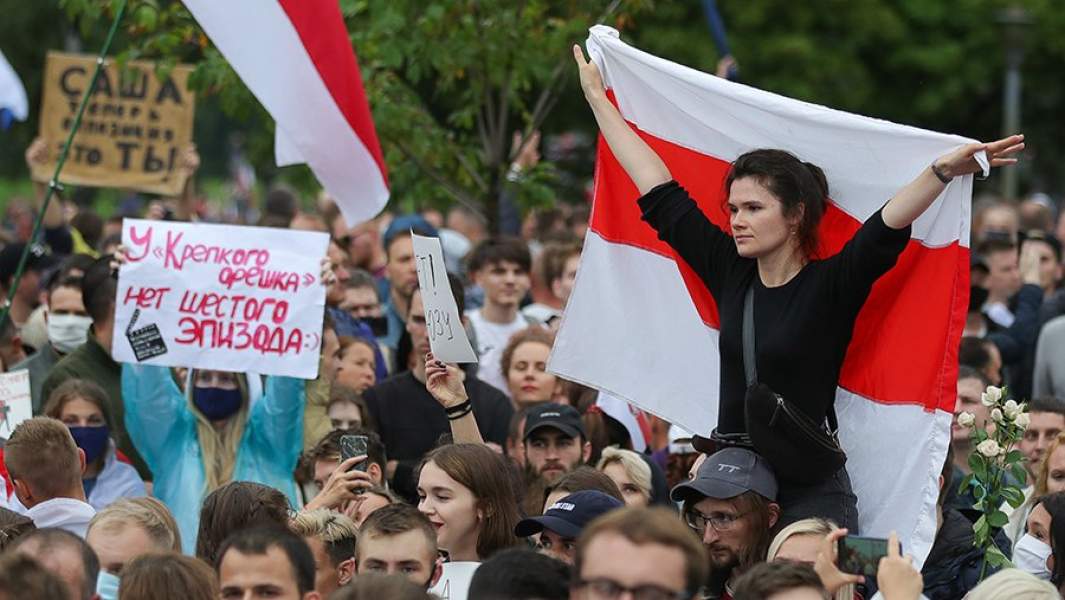 Участники акции «Марш единства» на проспекте Победителей