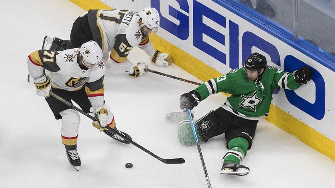 Третий матч полуфинальной серии плей-офф Западной Конференции Кубка Стэнли: " Даллас Старз" (зеленая форма) - " Вегас Голден Найтс" (белая форма)