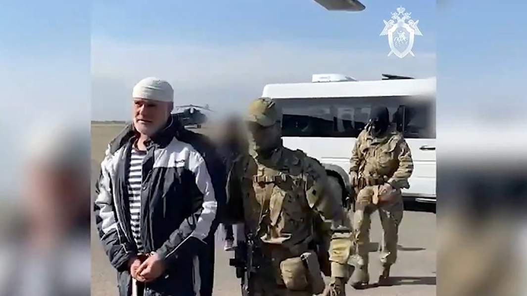 Один из руководителей религиозной организации «Церковь Последнего Завета» Владимир Ведерников во время задержания сотрудниками Следственного комитета РФ