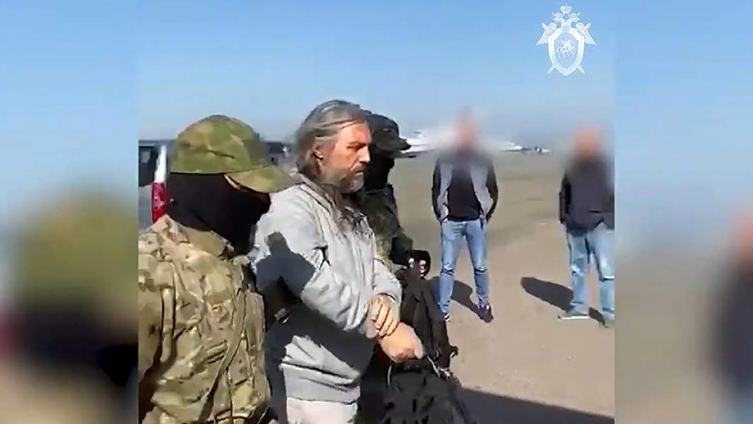 Один из руководителей религиозной организации «Церковь Последнего Завета» Сергей Тороп во время задержания сотрудниками Следственного комитета РФ