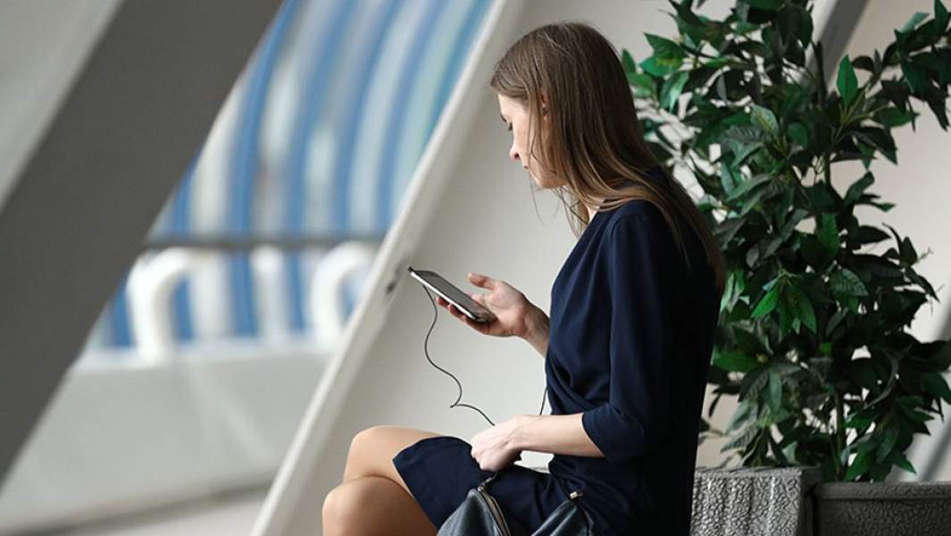 Девушка со смартфоном