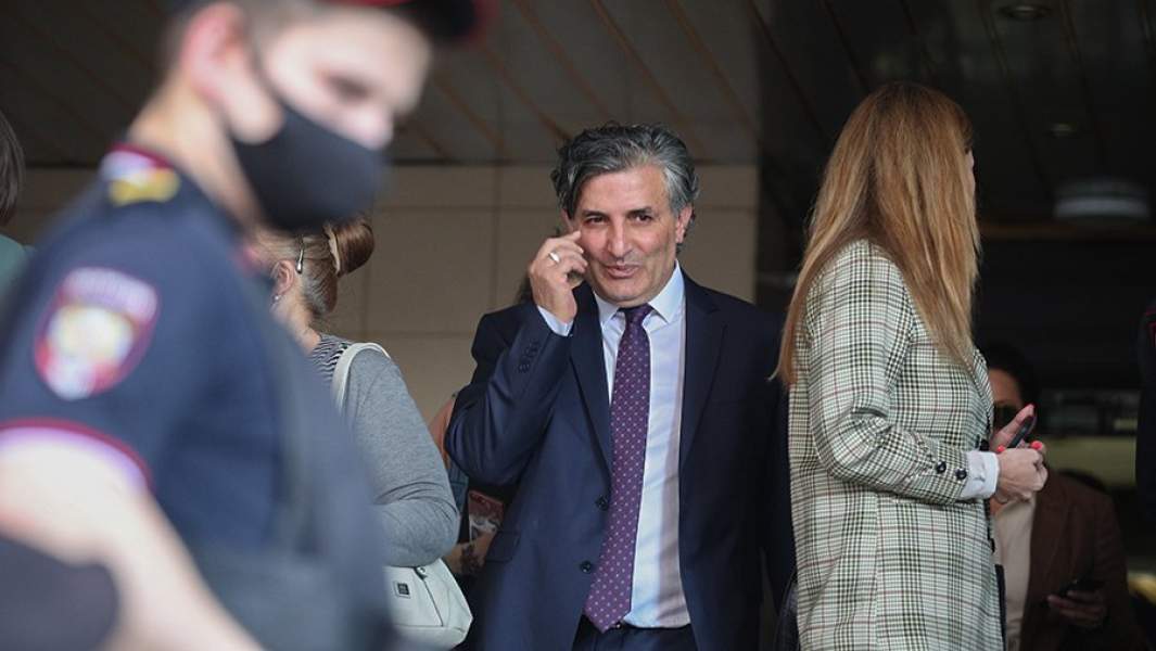  Адвокат Михаила Ефремова Эльман Пашаев у здания Пресненского суда