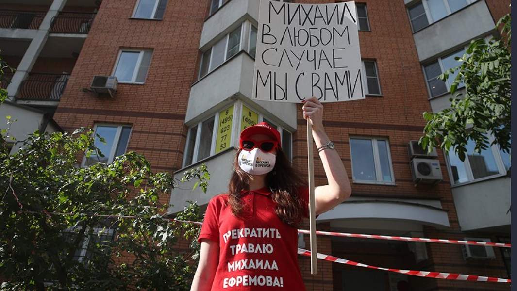 девушка с плакатом возле суда 