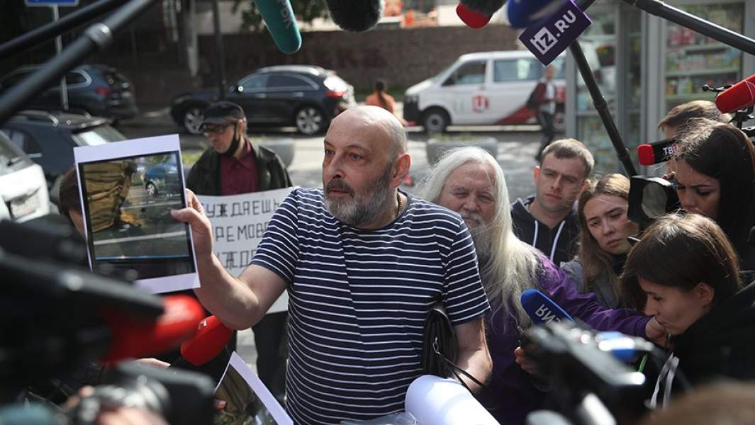 Свидетель защиты Тиван Бадасян общается с журналистами 