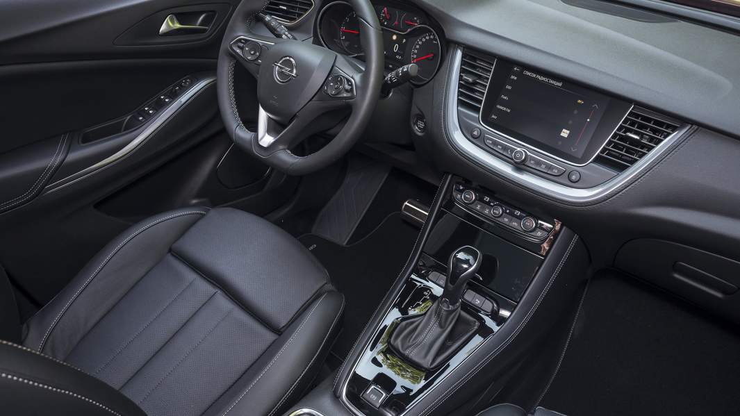 Интерьер Opel Grandland X по-немецки строгий и консервативный