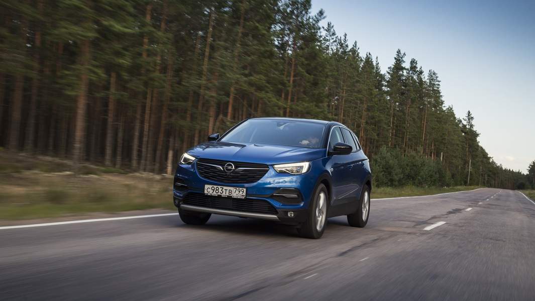 Разгон до сотни занимает 9,5 секунды. Максимальная скорость — 201 км/ч Заявленный средний расход в городе — 10,1 л на 100 км. На трассе — 5,7 л и 7,3 л в среднем