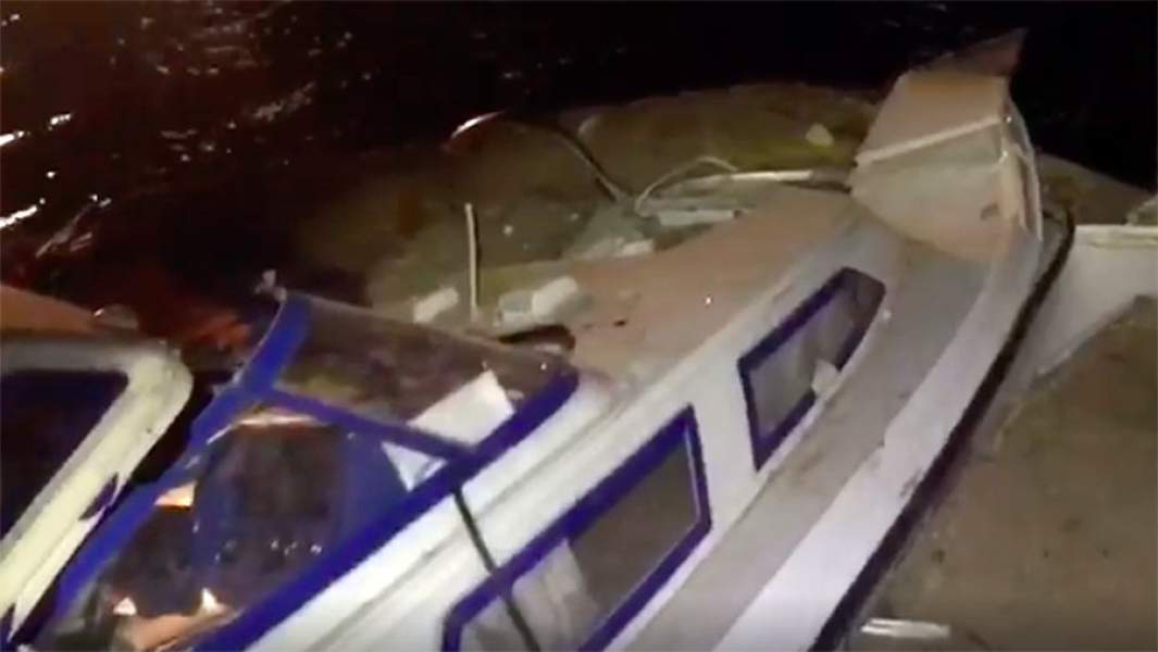 Врезавшийся в баржу катер «Ямаха» 