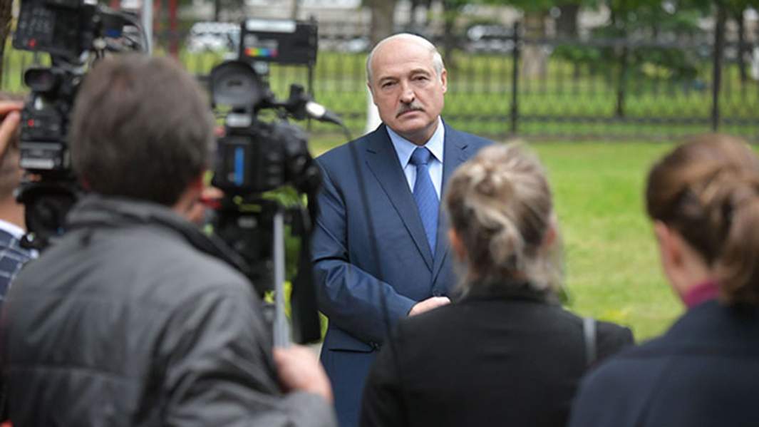 Александр Лукашенко во время посещения Барановичского государственного профессионально-технического колледжа сферы обслуживания