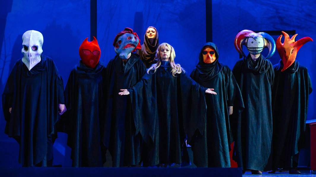 Сцена из спекталя «Спасти рядового Гамлета»