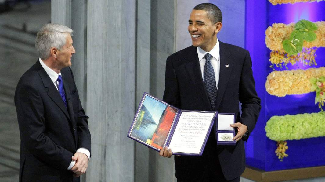 Барак Обама получает Нобелевскую премию мирf