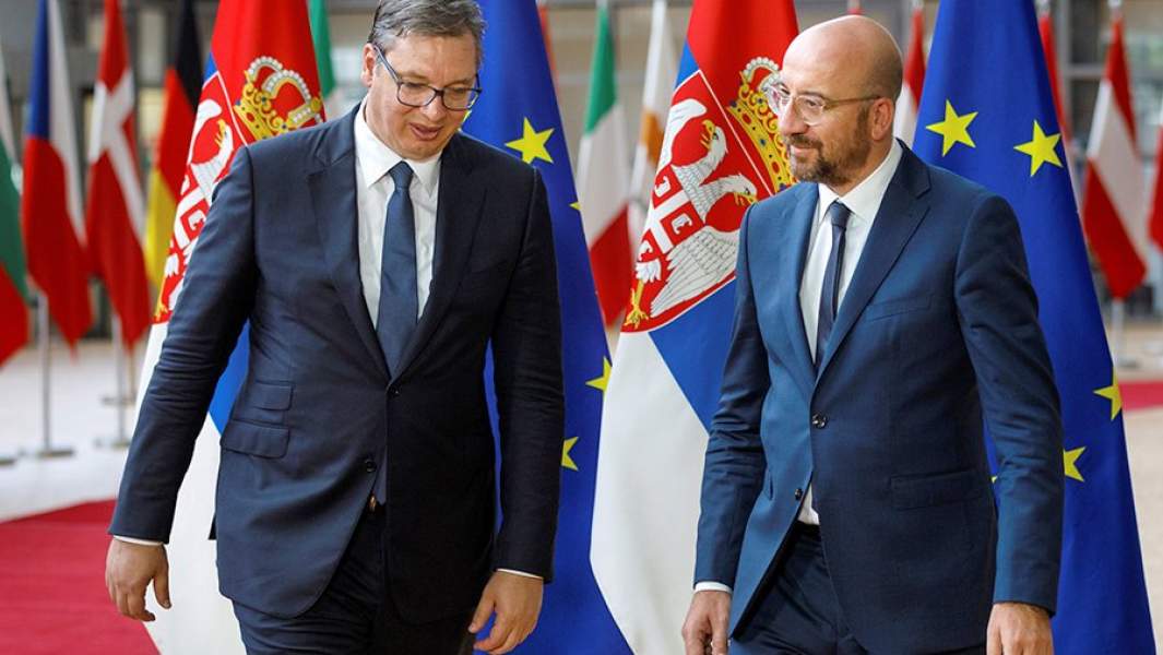 Президент Сербии Александр Вучич и председатель Европейского совета Шарль Мишель на саммите ЕС в Брюсселе. 26 июня 2020 года