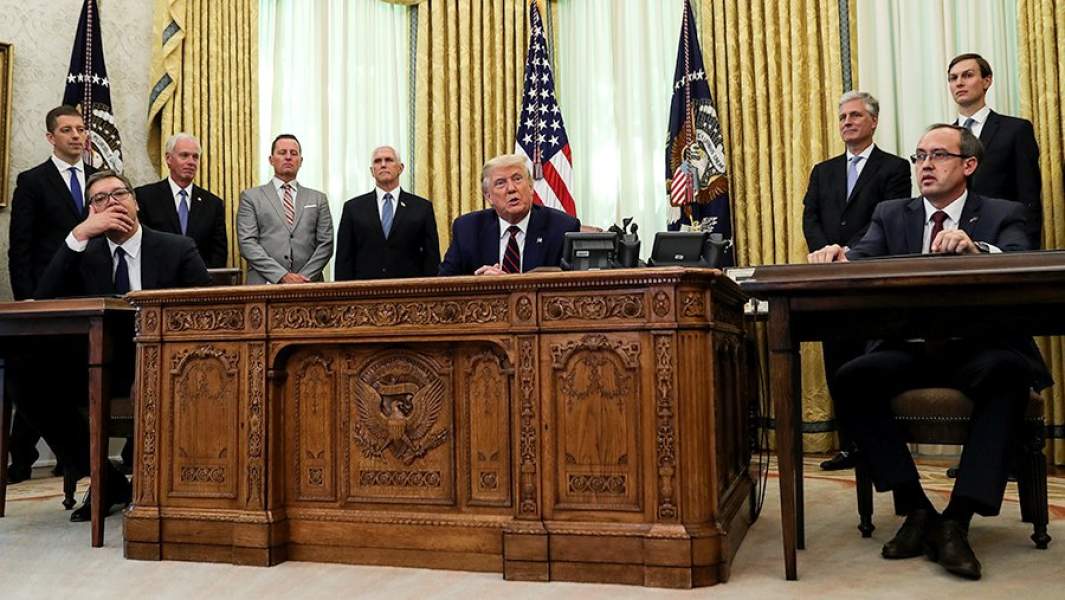 Президент Сербии Александр Вучич, президент США Дональд Трамп и премьер-министр Косова Авдулах Хоти во время заключения Соглашения об экономической нормализации между Приштиной и Белградом. 4 сентября 2020 года