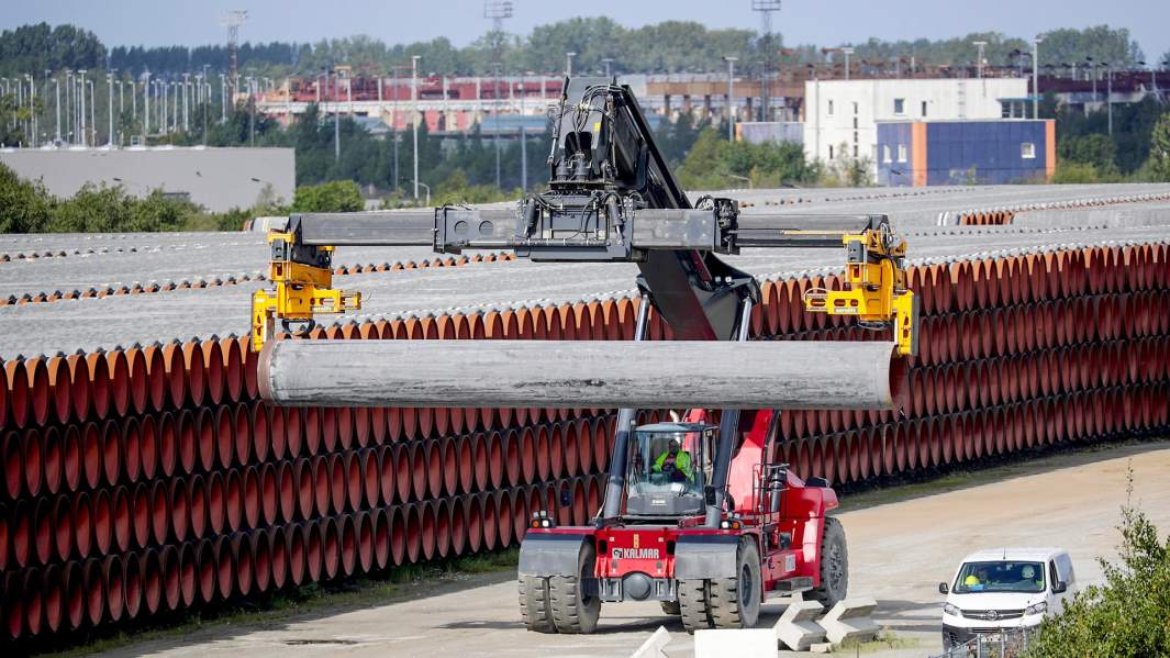 Трубы для газопровода Nord Stream 2 в Балтийском море хранятся на площадке в порту Мукран в Заснице, Германия