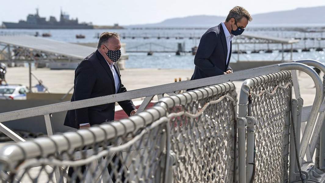Глава госдепа США Майк Помпео и премьер-министр Греции Кириакос Мицотакис во время визита на американскую военную базу Суда-Бэй на Крите. 29 сентября 2020 года