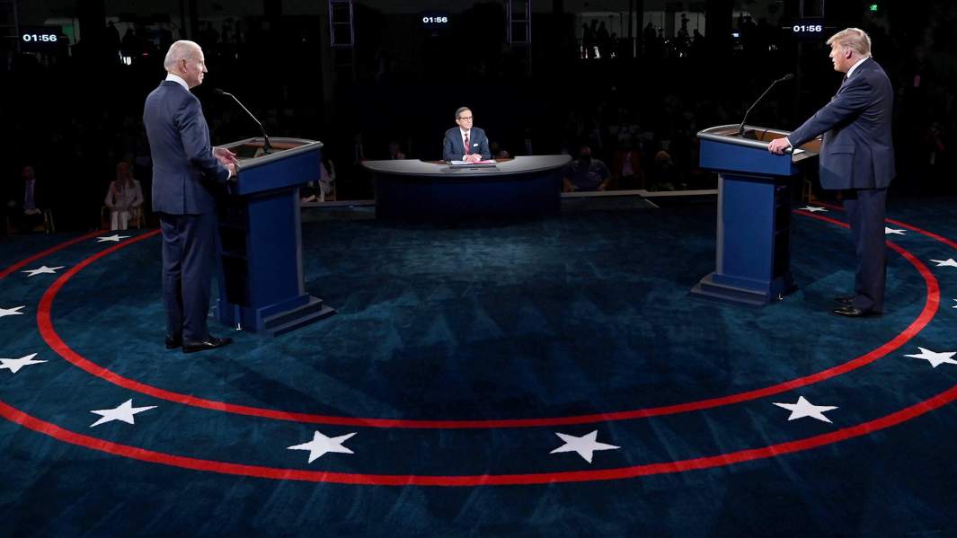 Президент США Дональд Трамп и кандидат в президенты от Демократической партии Джо Байде на президентских дебатах, Кливленд